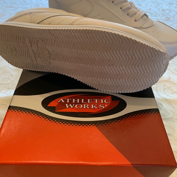 Woman’s athletic shoes like new - Picture 4 of 5